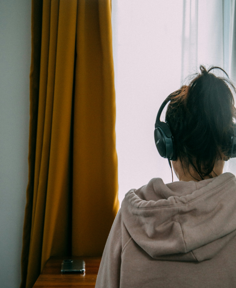 PUB-woman-listening-headphones